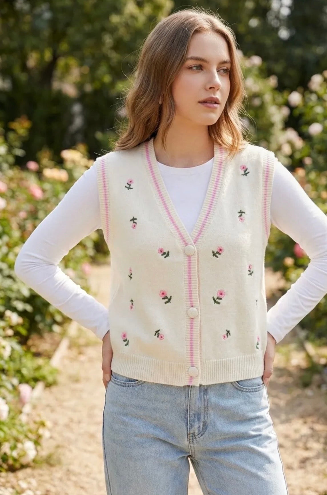 STRICKWESTE MIT BLUMENSTICKEREI JULIETTA