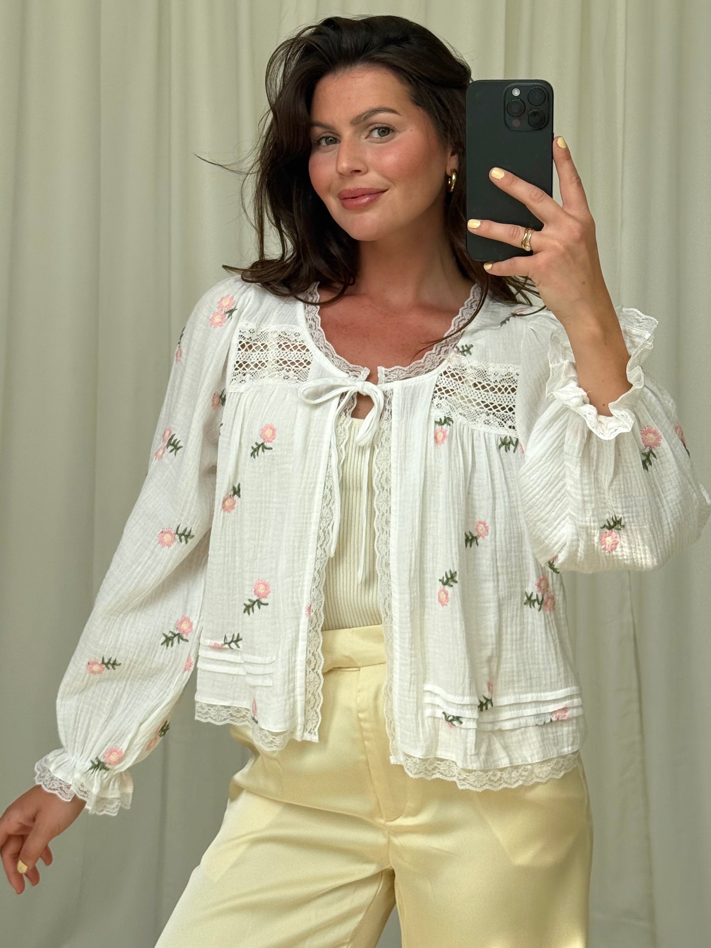 BAUMWOLLBLUSE LILLY MIT BESTICKTEN BLUMEN