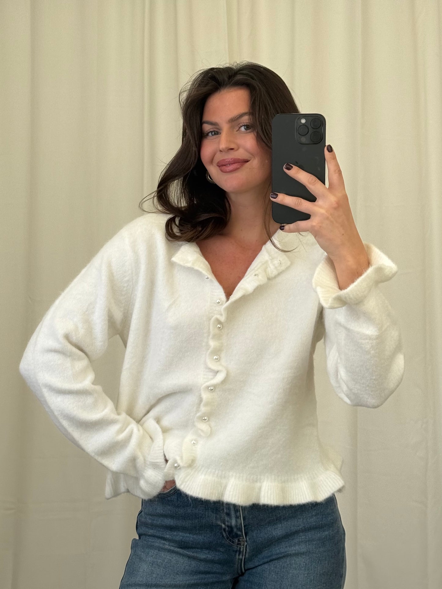 CARDIGAN ELLA MIT RÜSCHEN UND PERLEN