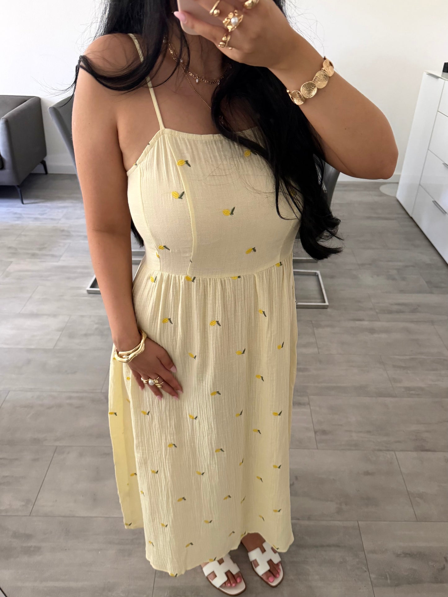 MUSSELIN KLEID MIT BESTICKTEN ZITRONEN GELB