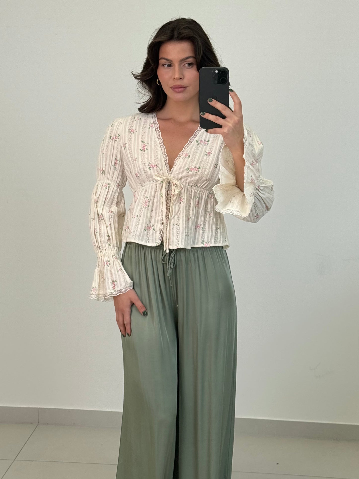 FLORALE BAUMWOLLBLUSE LEONORA MIT SPITZE