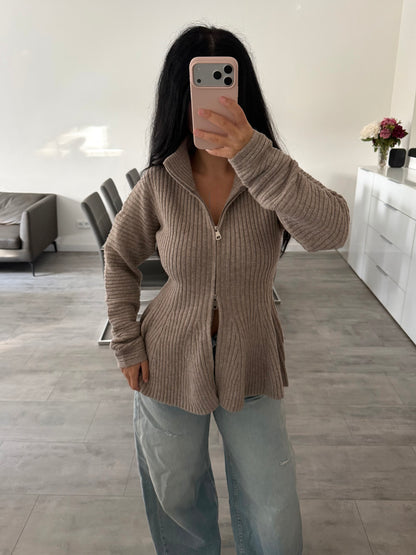 ZIP-STRICKJACKE TAILLIERT WILMA