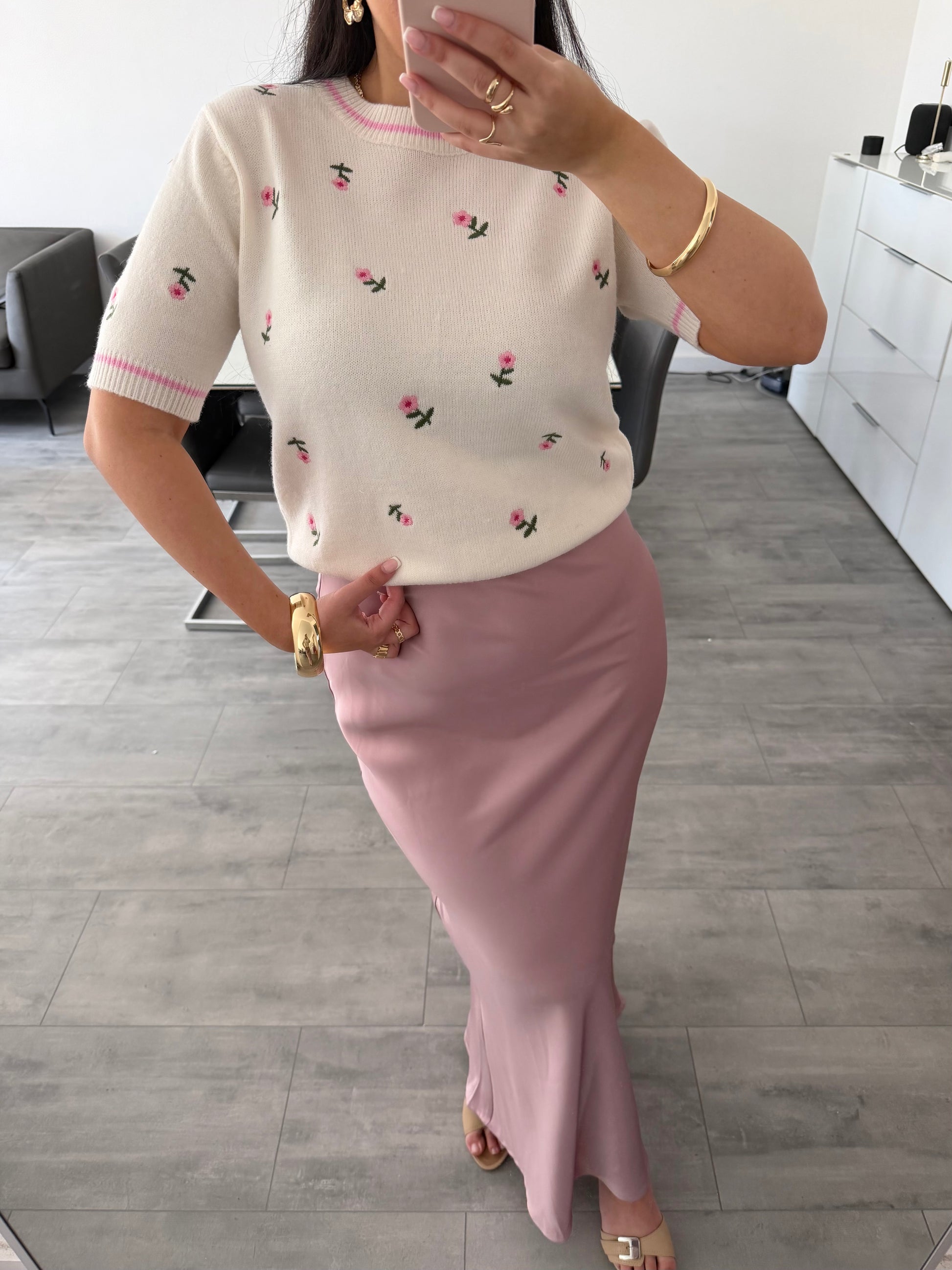 STRICKTOP MIT BLUMENSTICKEREI LILLY – Miss Nova Damenmode