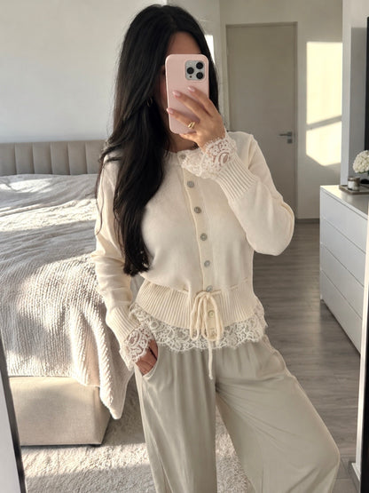 CARDIGAN HAILEY MIT SPITZE UND TAILLENZUG
