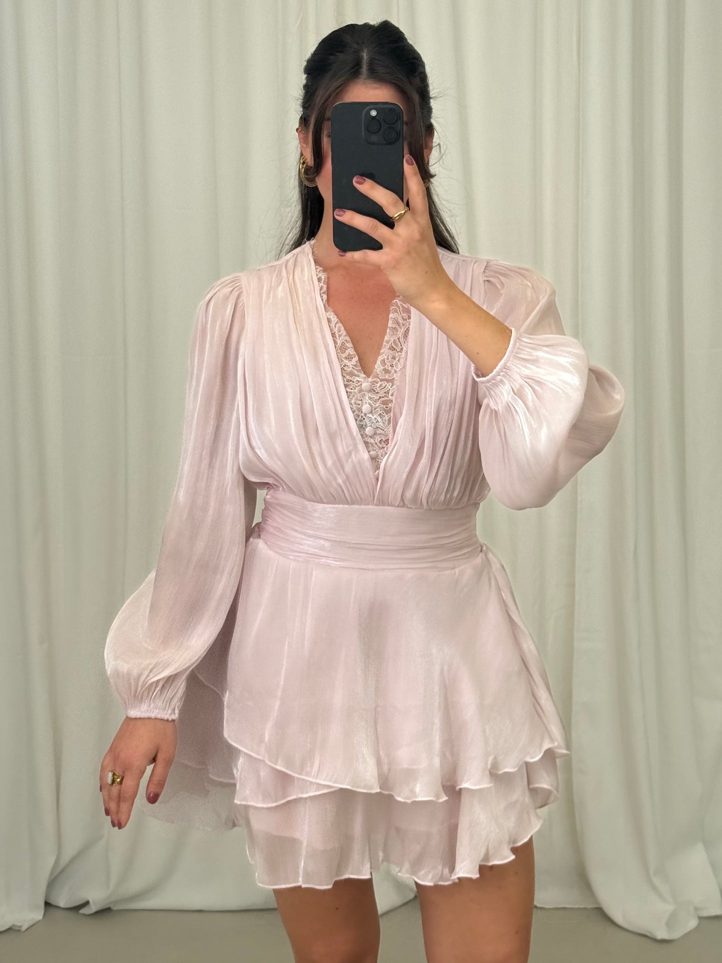 GLÄNZENDES KLEID SELENA MIT SPITZE UND VOLANTS – Miss Nova Damenmode
