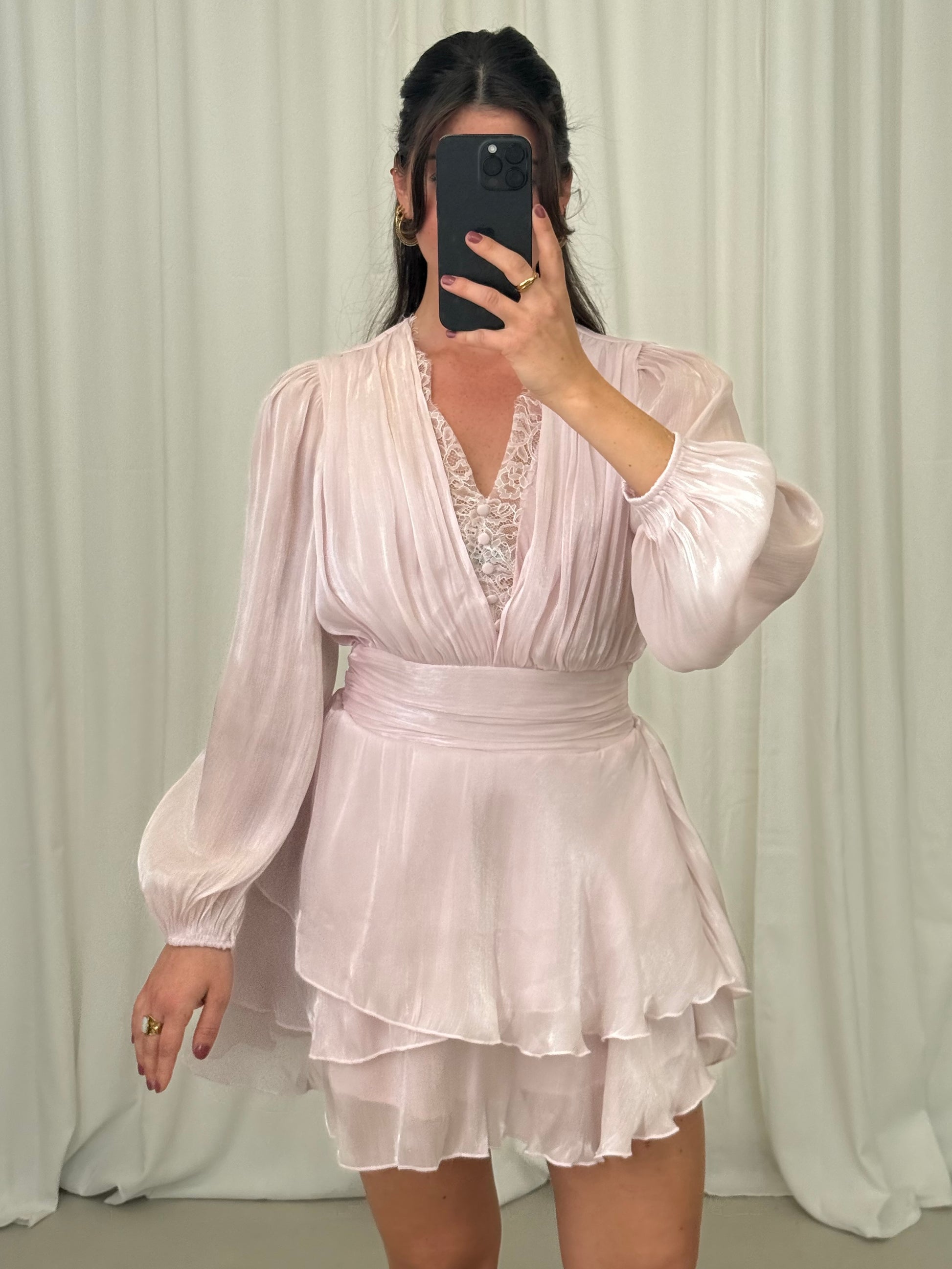 GLÄNZENDES KLEID SELENA MIT SPITZE UND VOLANTS – Miss Nova Damenmode