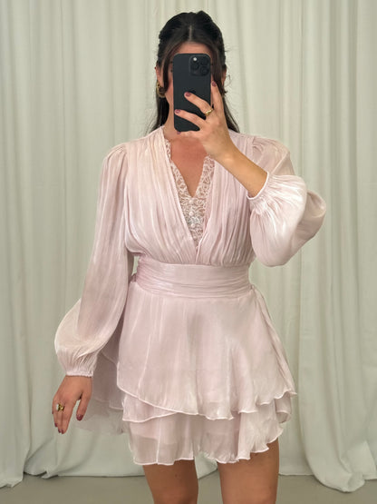 GLÄNZENDES KLEID SELENA MIT SPITZE UND VOLANTS – Miss Nova Damenmode