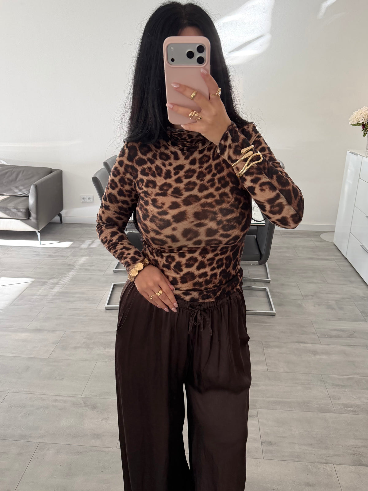VISKOSE-KASCHMIR LONGSLEEVE MIT ROLLKRAGEN UND LEOPRINT