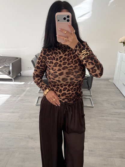 VISKOSE-KASCHMIR LONGSLEEVE MIT ROLLKRAGEN UND LEOPRINT
