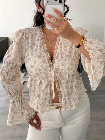 FLORALE BAUMWOLLBLUSE ELEONORA MIT SPITZE – Miss Nova Damenmode