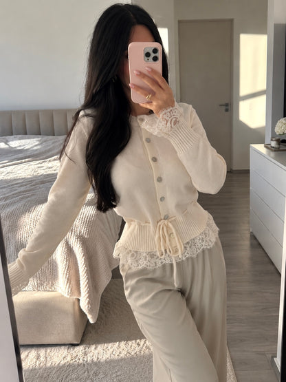 CARDIGAN HAILEY MIT SPITZE UND TAILLENZUG