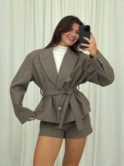TAILLIERTE BLAZER-JACKE MIT BINDEGÜRTEL TAUPE