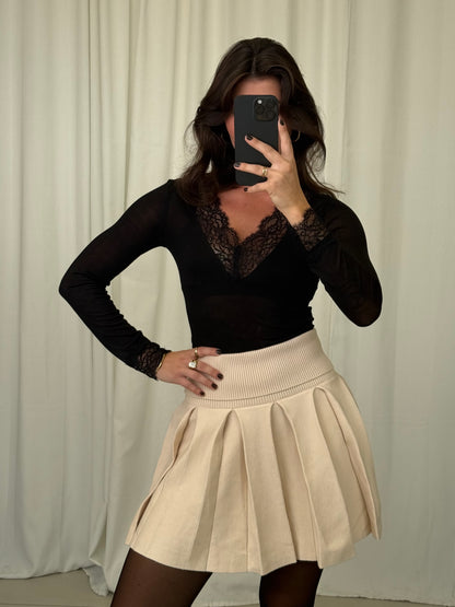 SOFT LONGSLEEVE MIT SPITZE UND V-AUSSCHNITT