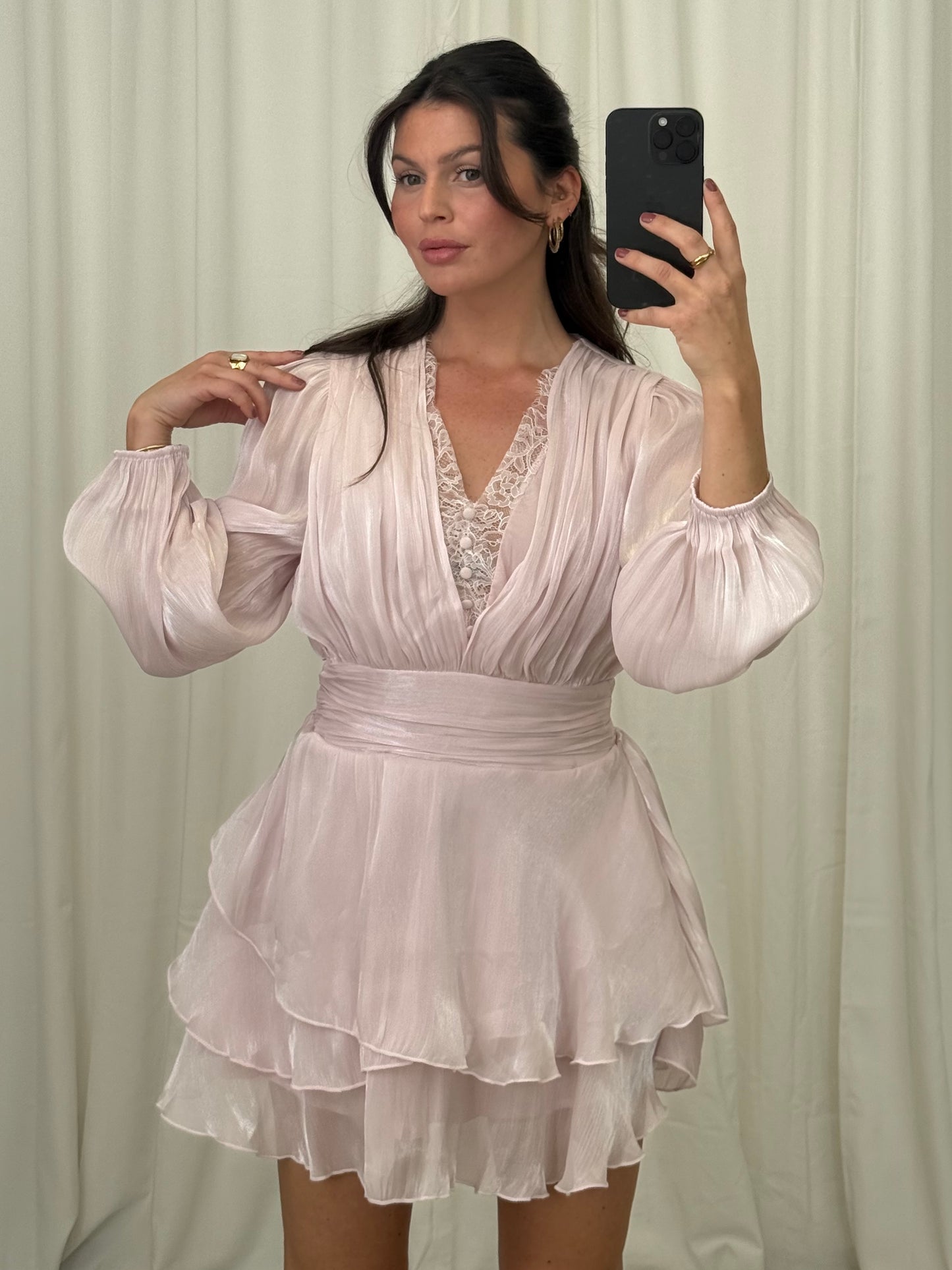 GLÄNZENDES KLEID SELENA MIT SPITZE UND VOLANTS – Miss Nova Damenmode