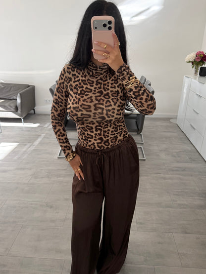 VISKOSE-KASCHMIR LONGSLEEVE MIT ROLLKRAGEN UND LEOPRINT