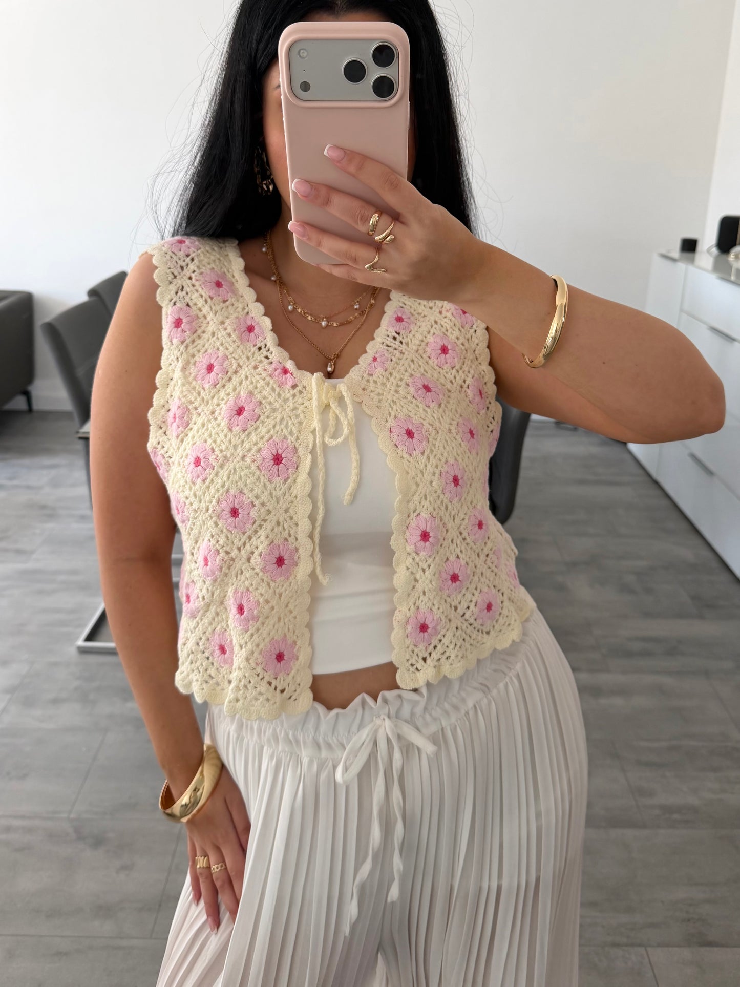 HÄKELWESTE MIT BLUMENSTICKEREI JULIE – Miss Nova Damenmode