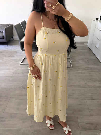 MUSSELIN KLEID MIT BESTICKTEN ZITRONEN GELB