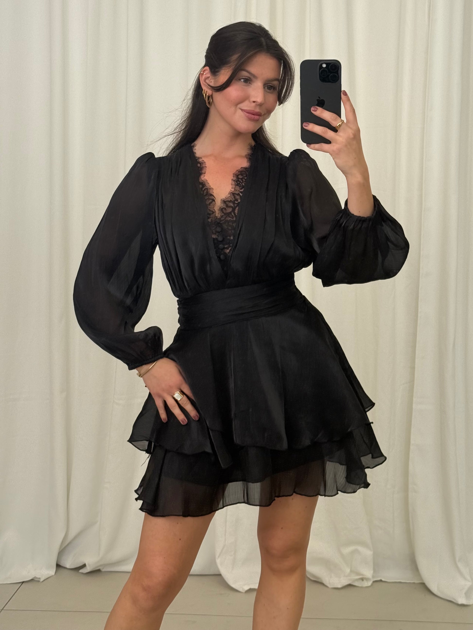 GLÄNZENDES KLEID SELENA MIT SPITZE UND VOLANTS – Miss Nova Damenmode