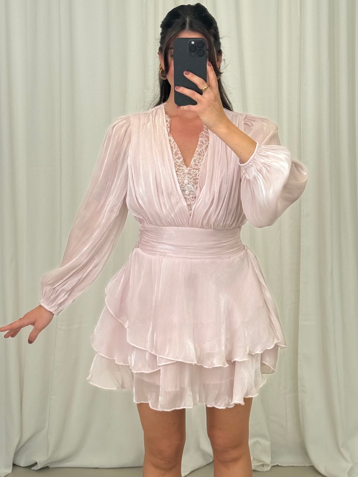 GLÄNZENDES KLEID SELENA MIT SPITZE UND VOLANTS – Miss Nova Damenmode