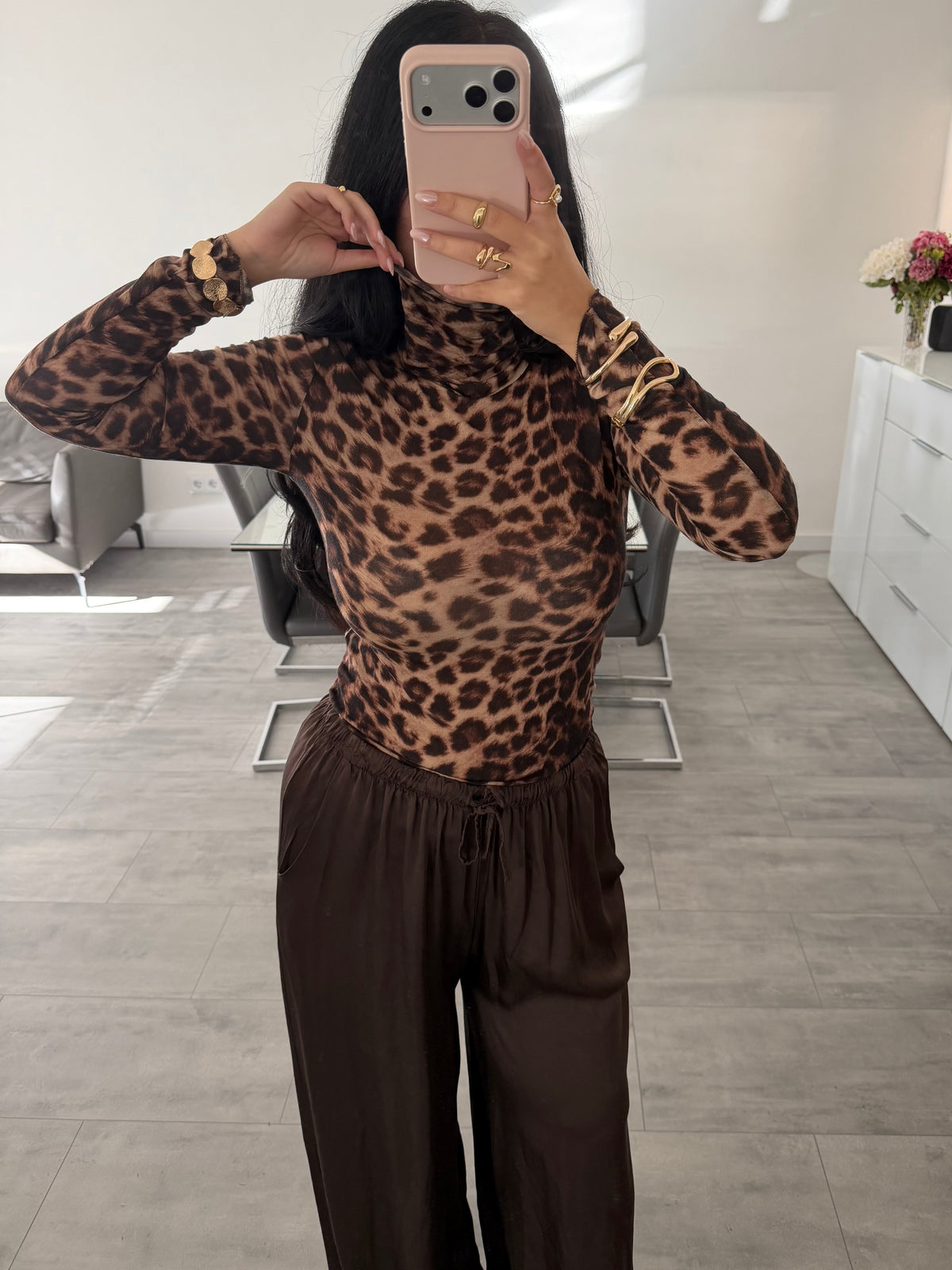 VISKOSE-KASCHMIR LONGSLEEVE MIT ROLLKRAGEN UND LEOPRINT