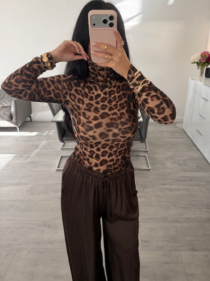 VISKOSE-KASCHMIR LONGSLEEVE MIT ROLLKRAGEN UND LEOPRINT