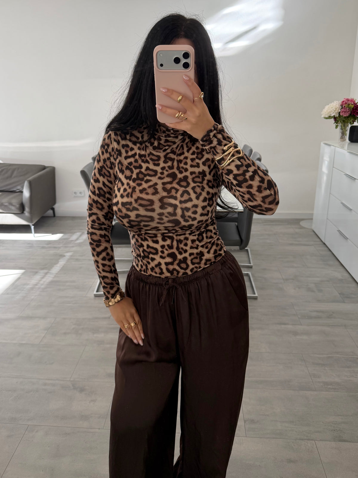 VISKOSE-KASCHMIR LONGSLEEVE MIT ROLLKRAGEN UND LEOPRINT