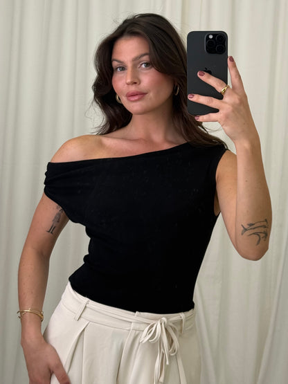 OFF-SHOULDEF STRICKTOP LESLIE