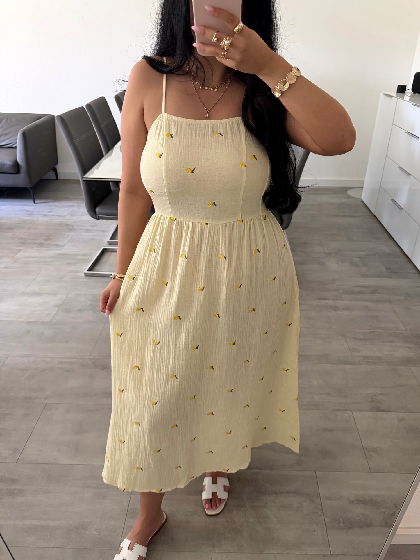 MUSSELIN KLEID MIT BESTICKTEN ZITRONEN GELB