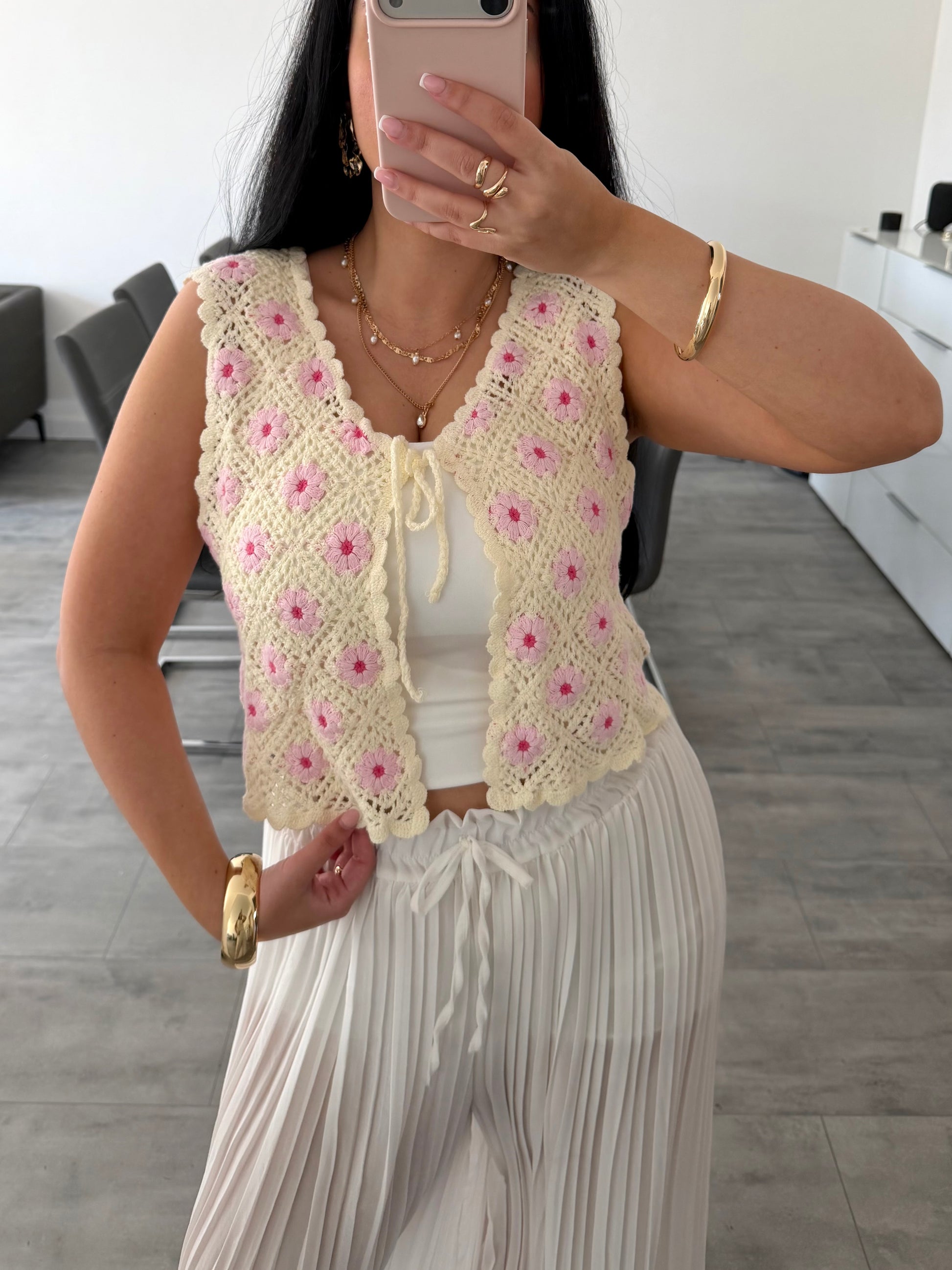 HÄKELWESTE MIT BLUMENSTICKEREI JULIE – Miss Nova Damenmode