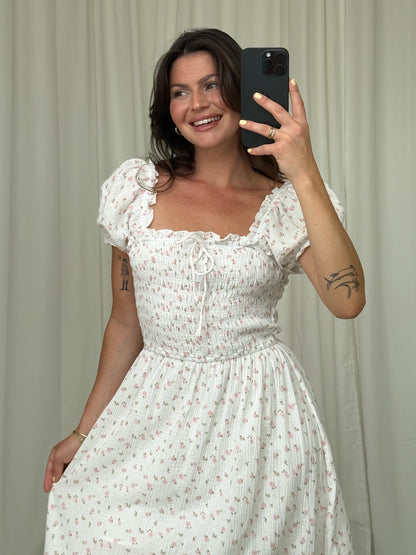 MUSSELIN KLEID CAMELIA MIT BLUMENMUSTER – Musselin Mode Miss Nova