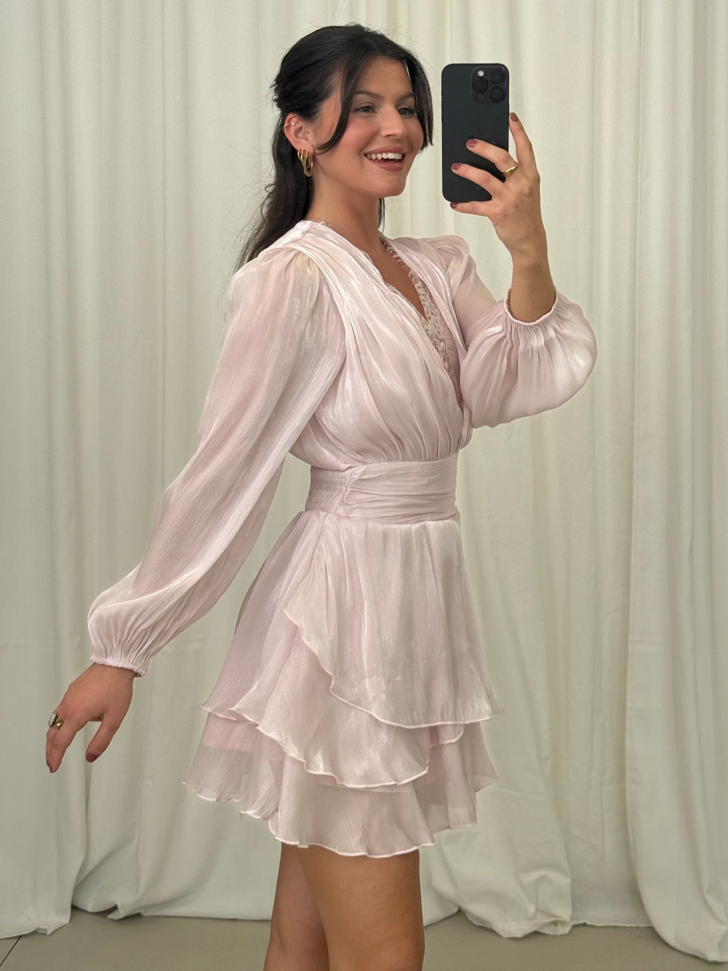 GLÄNZENDES KLEID SELENA MIT SPITZE UND VOLANTS – Miss Nova Damenmode