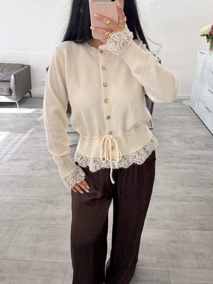 CARDIGAN HAILEY MIT SPITZE UND TAILLENZUG