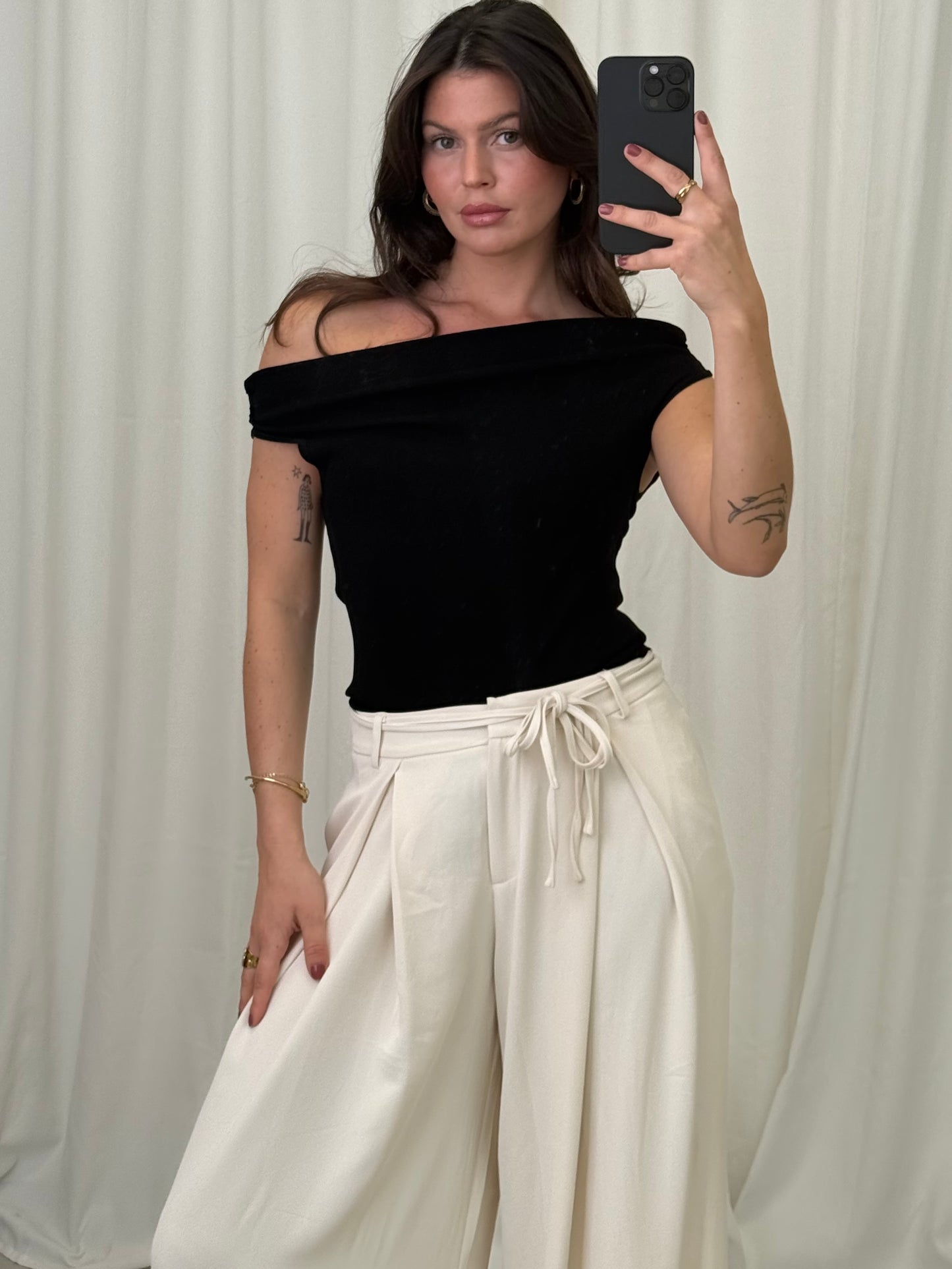 OFF-SHOULDEF STRICKTOP LESLIE