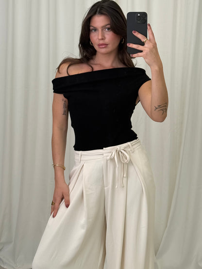 OFF-SHOULDEF STRICKTOP LESLIE