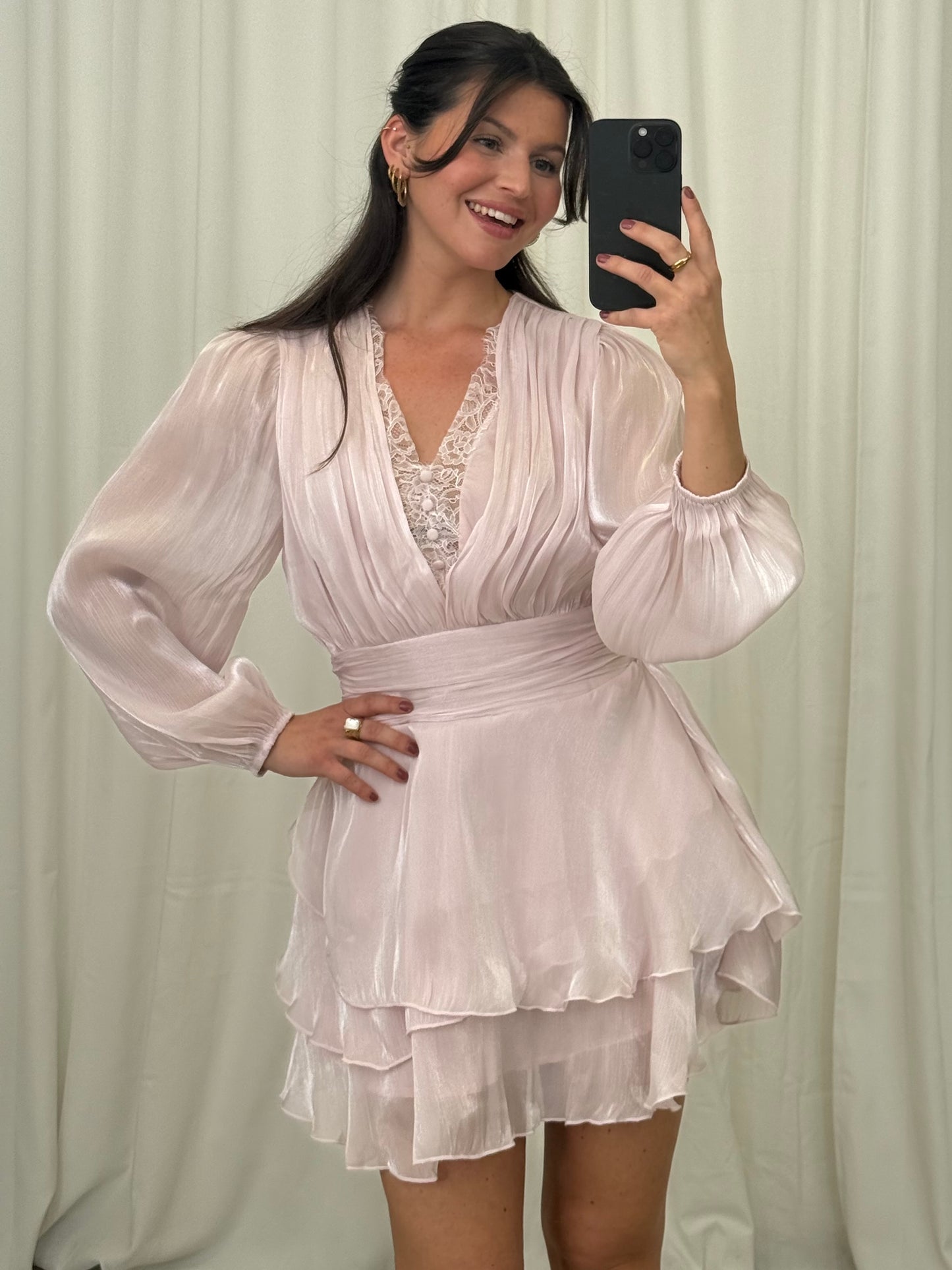 GLÄNZENDES KLEID SELENA MIT SPITZE UND VOLANTS in Creme – Damenmode bei Miss Nova