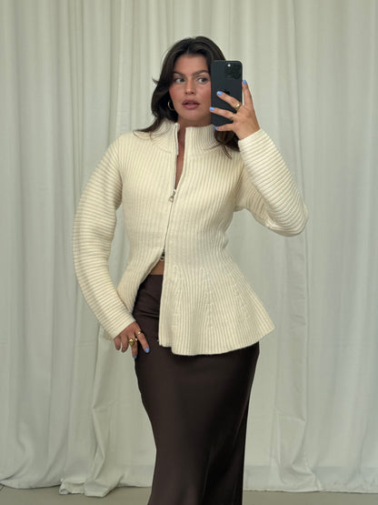 ZIP-STRICKJACKE TAILLIERT WILMA