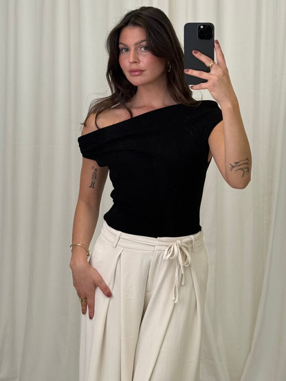 OFF-SHOULDEF STRICKTOP LESLIE