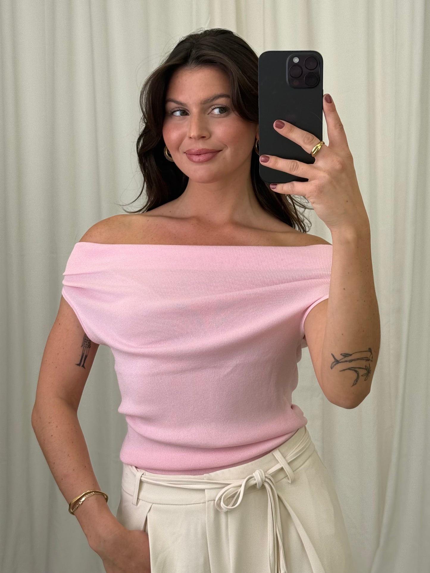 OFF-SHOULDEF STRICKTOP LESLIE