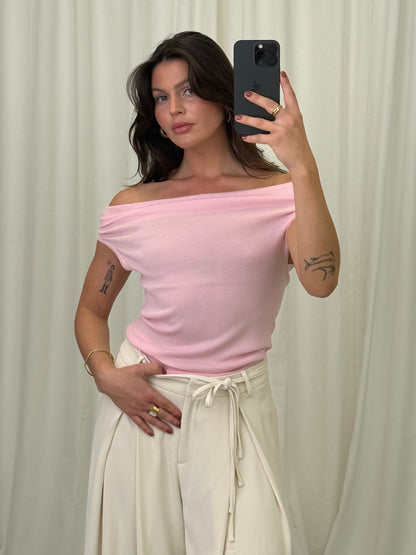 OFF-SHOULDEF STRICKTOP LESLIE