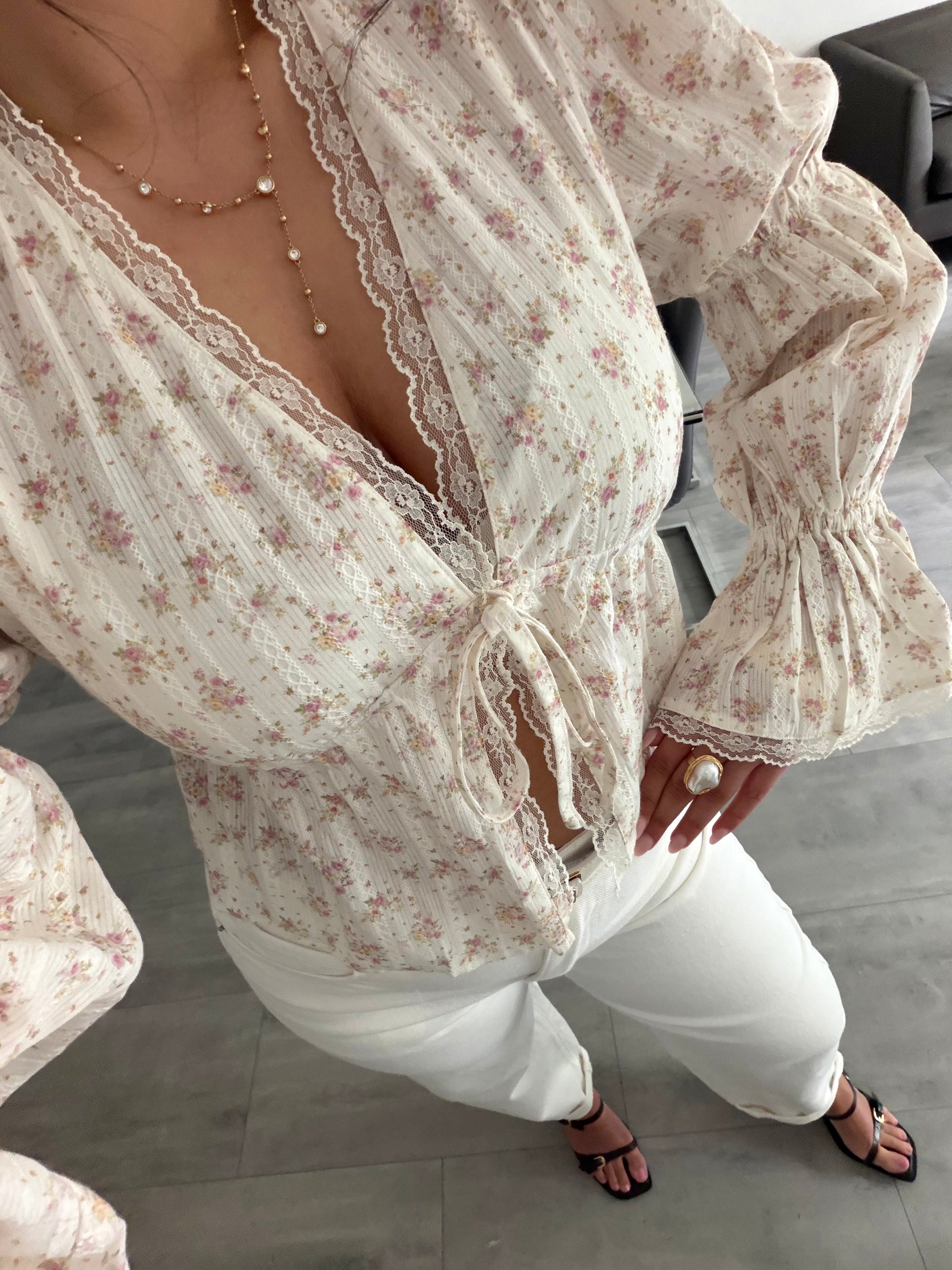 FLORALE BAUMWOLLBLUSE ELEONORA MIT SPITZE – Miss Nova Damenmode