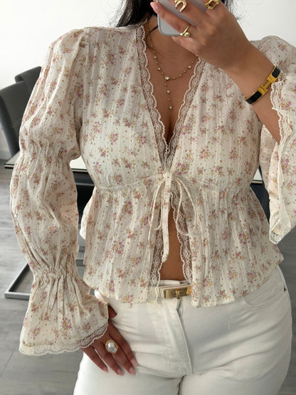 FLORALE BAUMWOLLBLUSE ELEONORA MIT SPITZE – Miss Nova Damenmode
