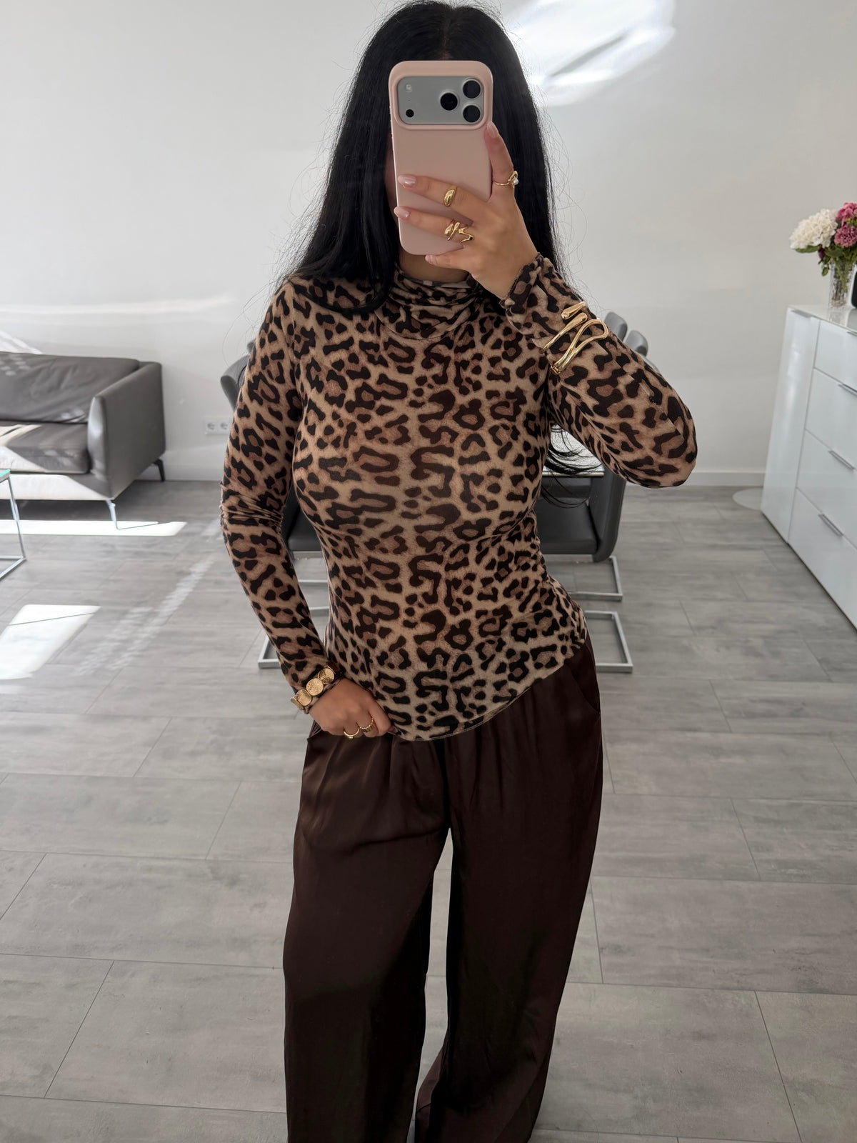 VISKOSE-KASCHMIR LONGSLEEVE MIT ROLLKRAGEN UND LEOPRINT