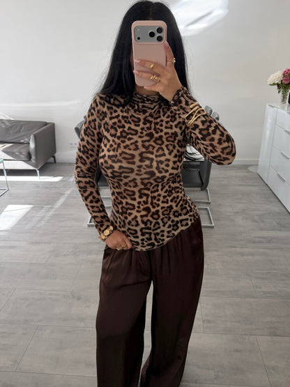 VISKOSE-KASCHMIR LONGSLEEVE MIT ROLLKRAGEN UND LEOPRINT