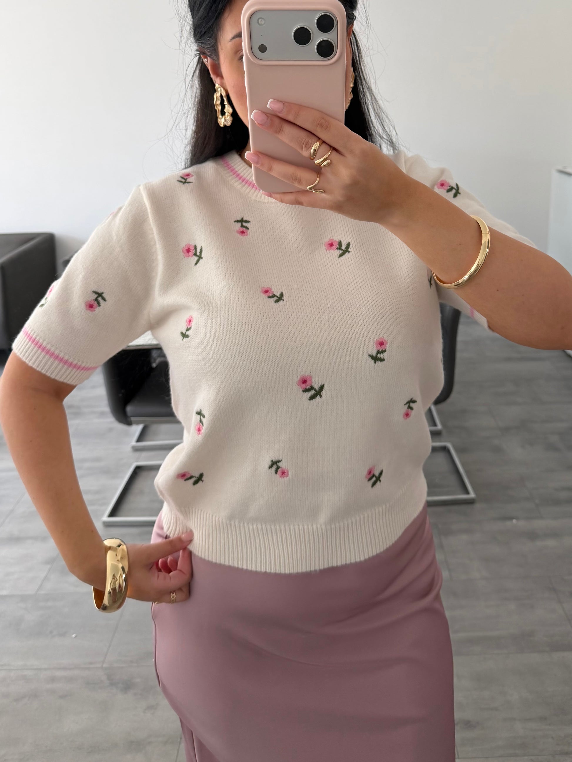 STRICKTOP MIT BLUMENSTICKEREI LILLY – Miss Nova Damenmode
