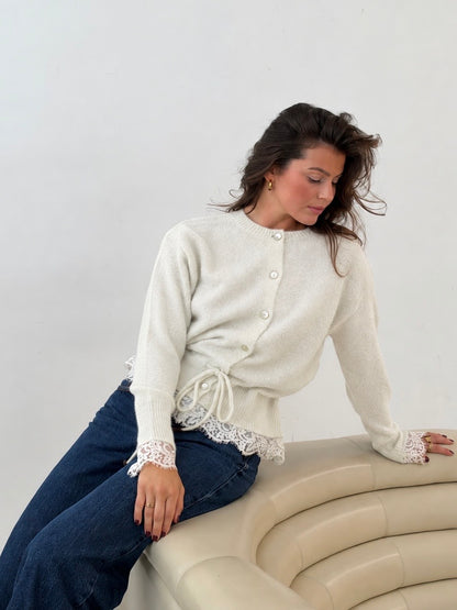 CARDIGAN ANNABELLE MIT SPITZE UND TAILLENZUG
