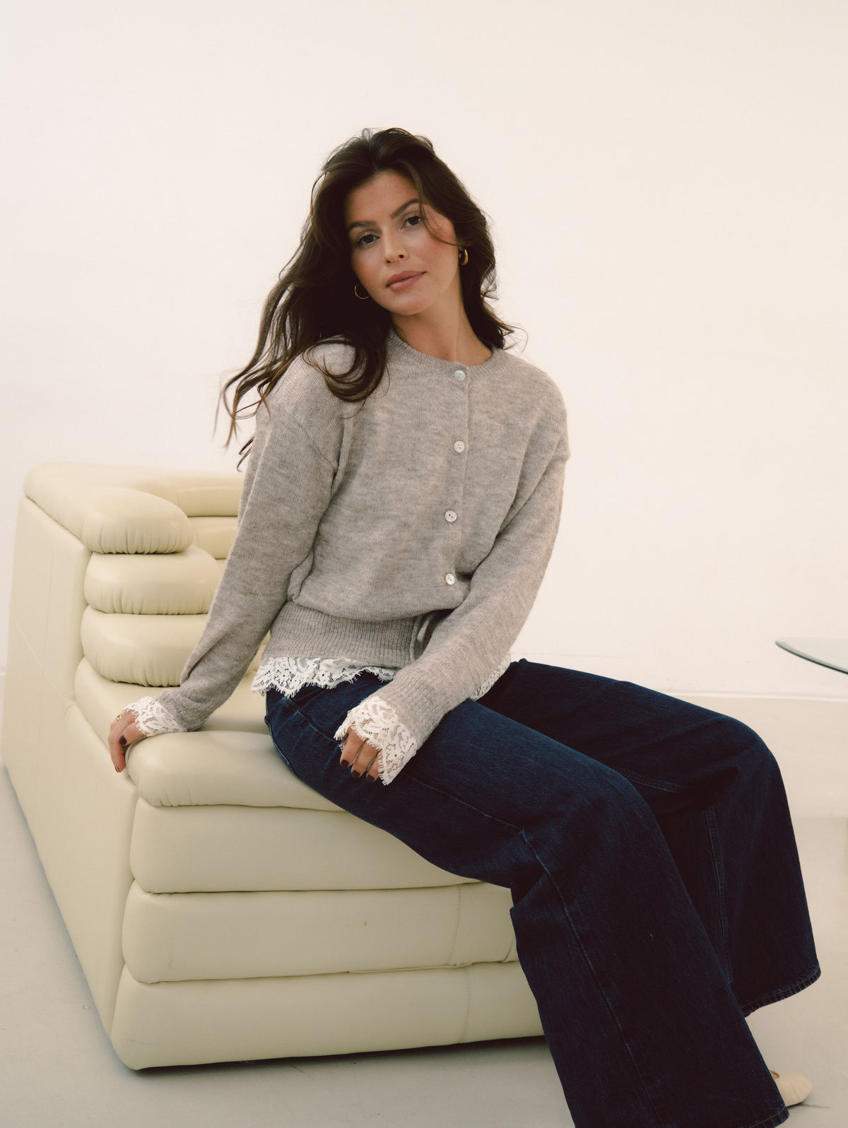 CARDIGAN ANNABELLE MIT SPITZE UND TAILLENZUG
