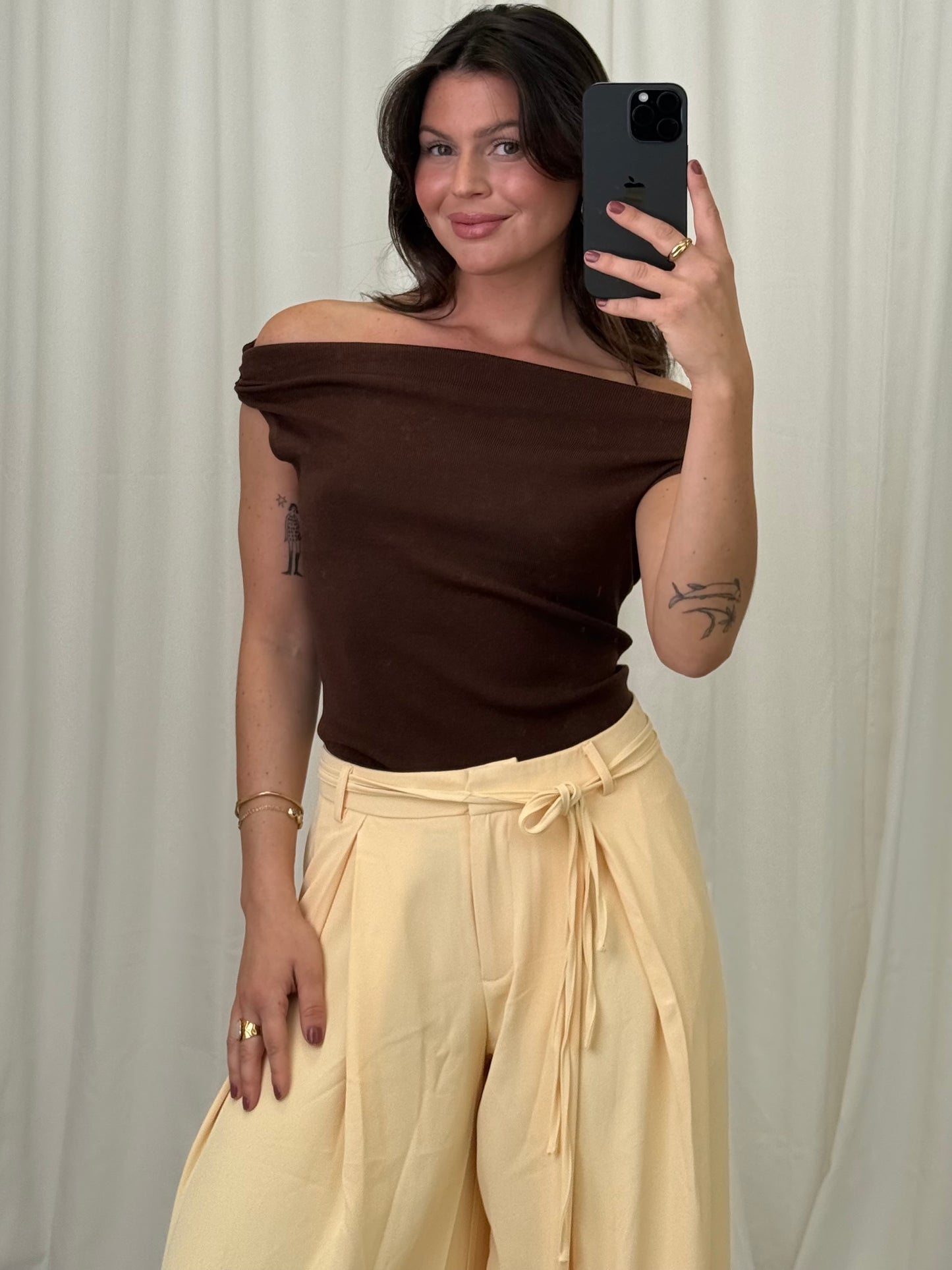 OFF-SHOULDEF STRICKTOP LESLIE