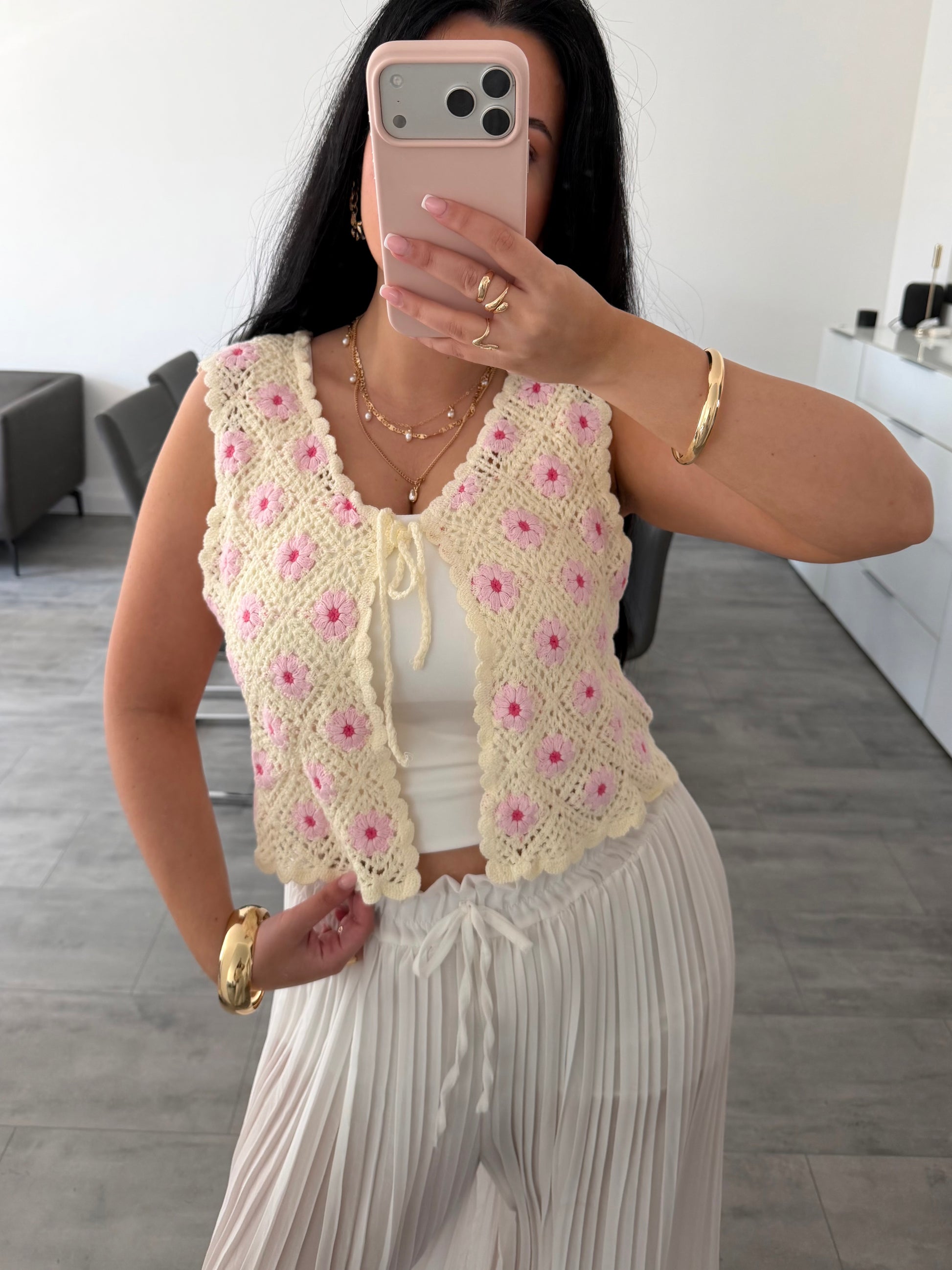 HÄKELWESTE MIT BLUMENSTICKEREI JULIE – Miss Nova Damenmode