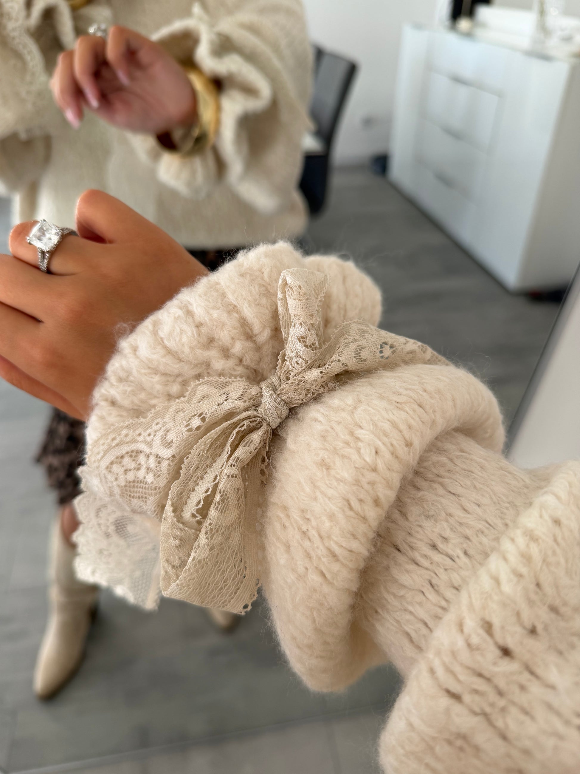 SOFT PULLOVER MIT SPITZENÄRMEL MARA – Miss Nova Damenmode