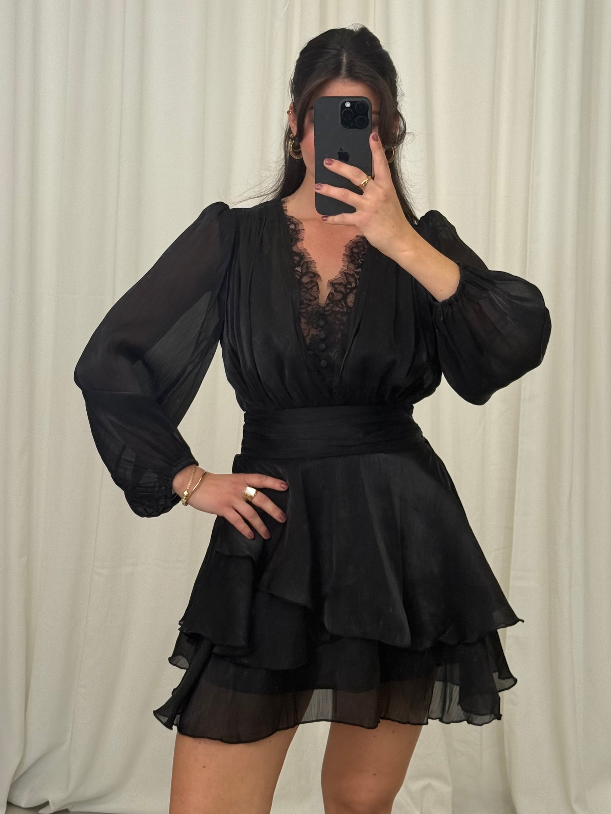 GLÄNZENDES KLEID SELENA MIT SPITZE UND VOLANTS – Miss Nova Damenmode